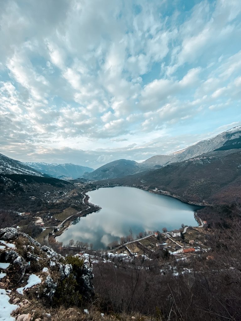 Foto del lago di Scanno dalla cima del Sentiero del Cuore