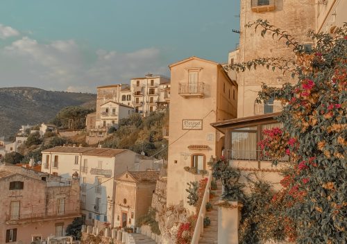 Palazzi rifiniti a Sperlonga, scorcio luminoso