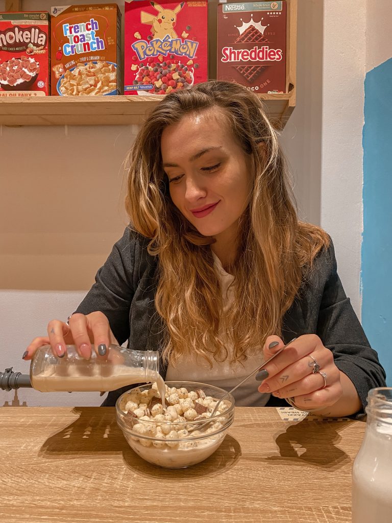 Colazione da Cereal Beast con una tazza di latte e cereali
