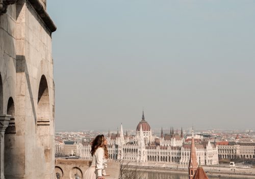 Miriam osserva il panorama da un balcone del Bastione dei Pescatori