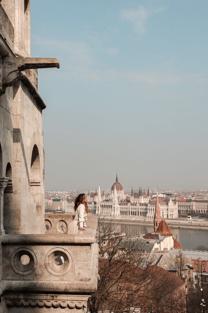 Miriam osserva il panorama da un balcone del Bastione dei Pescatori