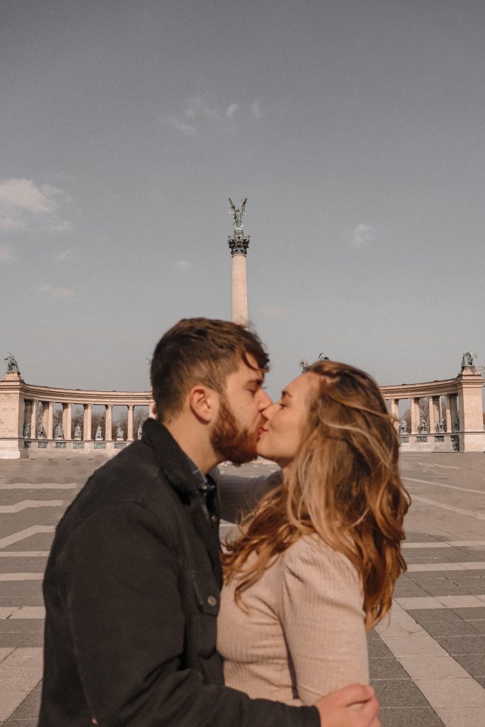 Bacio in Piazza degli Eroi, spot splendido a Budapest