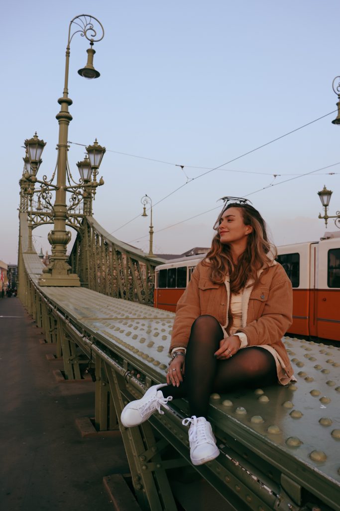 Scatto che ritrae Miriam seduta sul Liberty Bridge