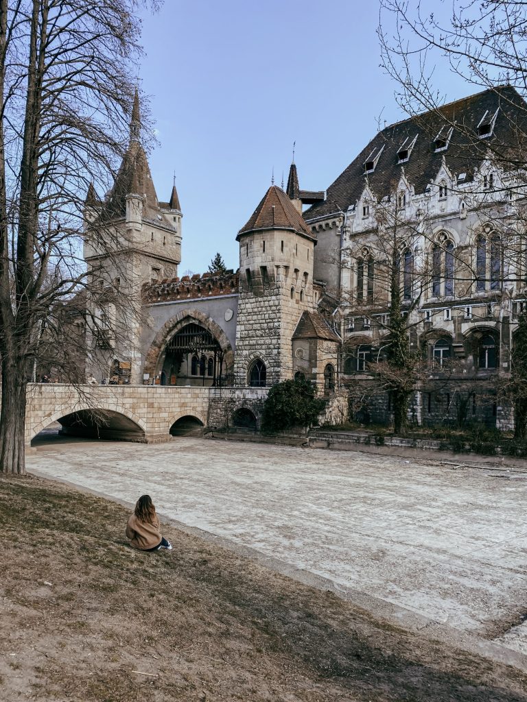 Miriam seduta davanti al fossato (in secca) del Vajdahunyad Castle