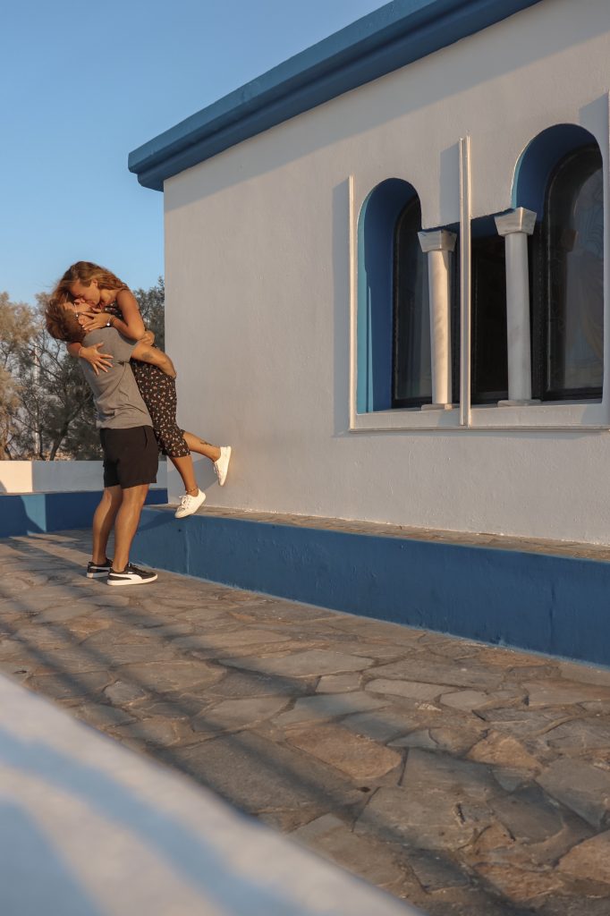 Bacio davanti ad una chiesetta a Faliraki