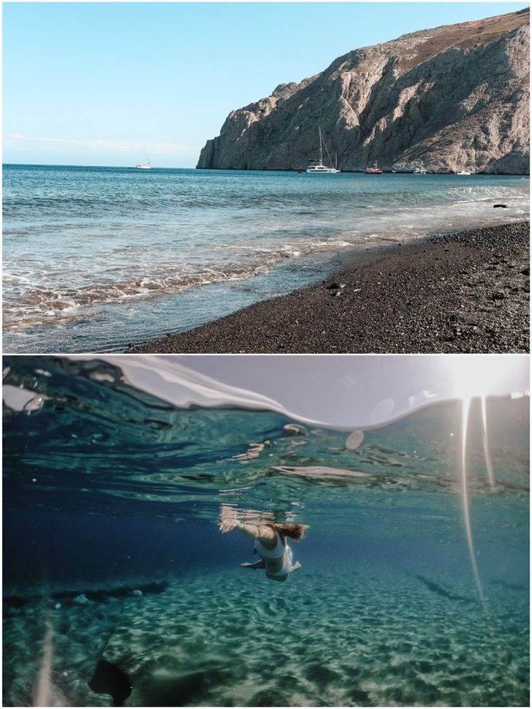 Foto sotto l'acqua di Kamari, bellissima spiaggia vulcanica