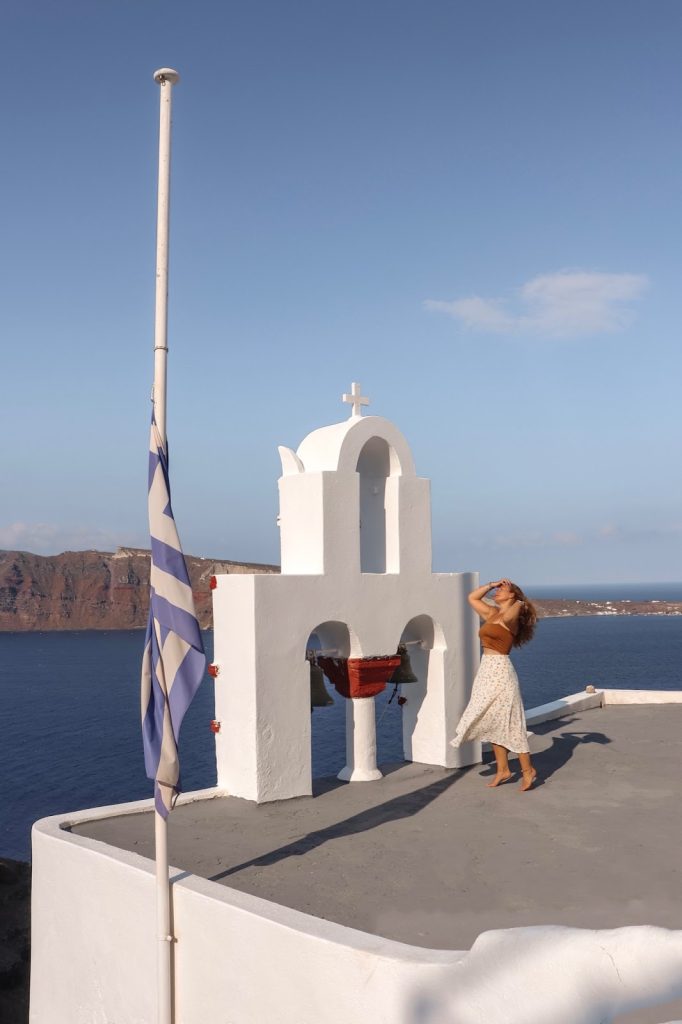 Foto su di un tetto ad Oia, Santorini, con il tipico campanile