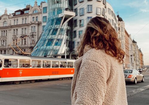 Scatto della casa danzante con il tram