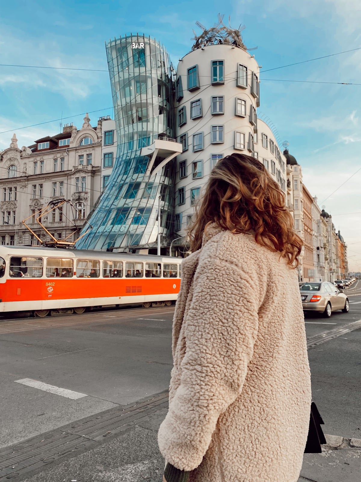 Scatto della casa danzante con il tram