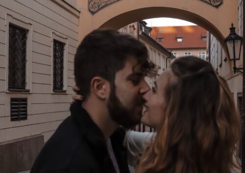 BAcio sotto un arco a Praga