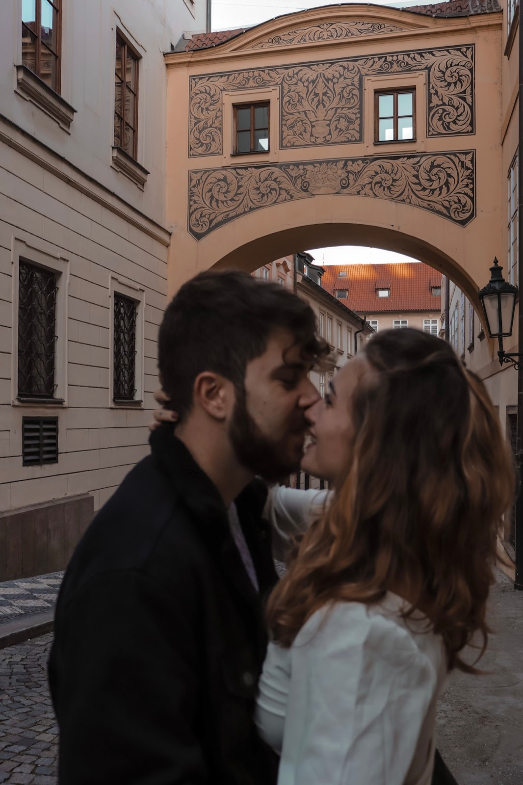 BAcio sotto un arco a Praga