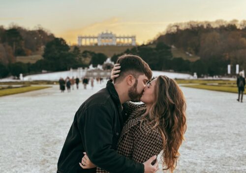 Due ragazzi si baciano a Vienna