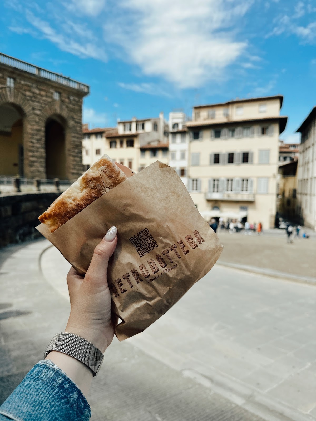 Foto di una focaccia fiorentina in una strada fiorentina