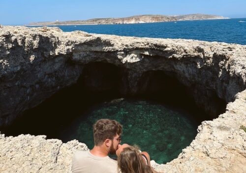 Coppia si bacia davanti alla Coral lagoon, Malta